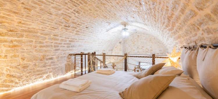 Sea front historic house in the heart of old town, inside torrione aragonese图片