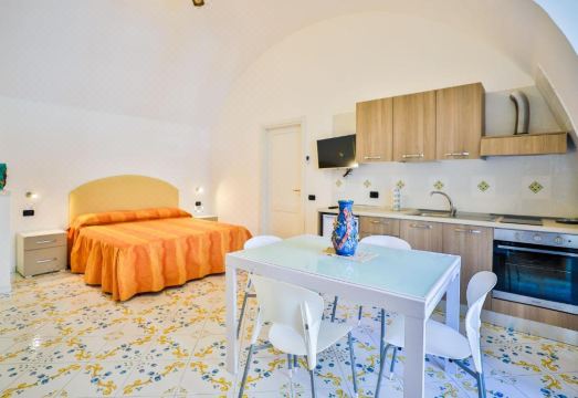 Della Monica Rooms Hotel Overview