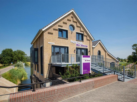 默尔克莫伦酒店