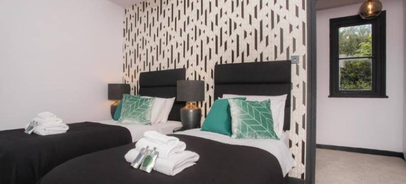 洛克斯布鲁克小屋(Locksbrook Lodge - Hot Tub - Spacious Outdoor Space)图片