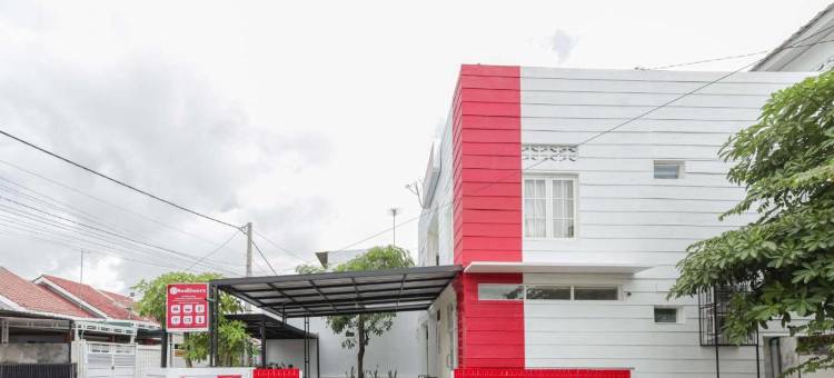 红门伊斯兰教义酒店 - 靠近朋卡诺体育馆 - 南琼(RedDoorz Syariah Near Gor Bung Karno Nganjuk)图片