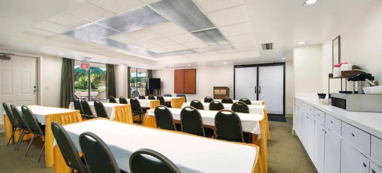 庙台-坦帕北华美达酒店(Ramada by Wyndham Temple Terrace/Tampa North)图片