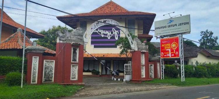 红多兹Plus酒店-近安耶尔图古梅库苏尔(RedDoorz Plus Near Tugu Mercusuar Anyer)图片