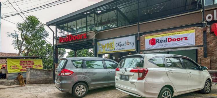 红多兹Plus酒店-近三宝垄警察学院3号(RedDoorz Plus Near Akademi Kepolisian Semarang 3)图片