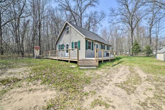 距希金斯湖州立公园3英里的家庭小屋!(Family Cottage 3 Mi to Higgins Lake State Pk!)