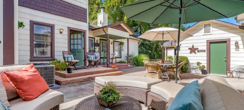 红棕熊溪边住宿加早餐旅馆(Cinnamon Bear Creekside Inn)图片