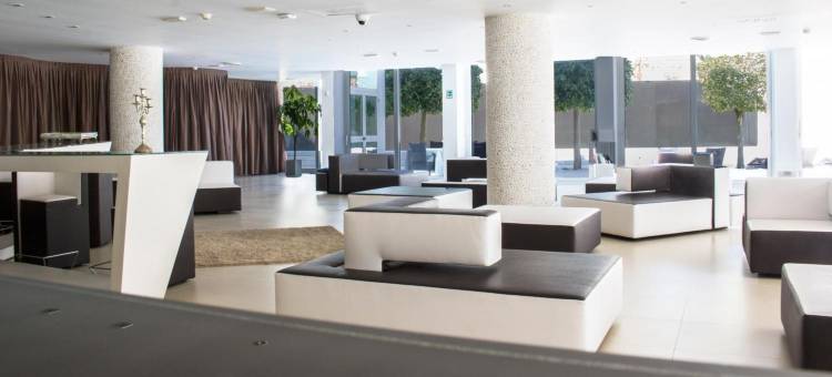 白色酒店(White Hotel)图片