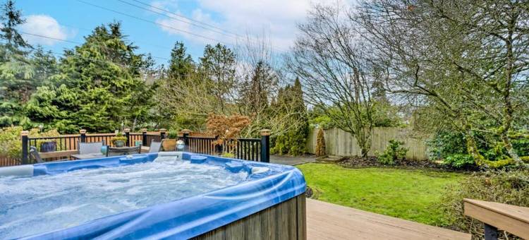林伍德之家：私人热水浴缸、火桌和烧烤架(Lynnwood Home Private Hot Tub, Fire Table and Grill)图片