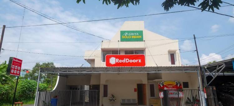 贾加尔索罗红多兹普拉斯酒店(RedDoorz Plus Near RS Jih Solo)图片