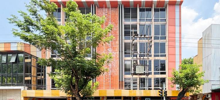 RedPartner大市场和英雄纪念碑酒店(Hotel Pasar Besar RedPartner near Tugu Pahlawan)图片