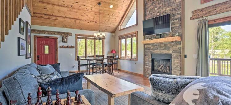 距离Sand Valley 1英里，距离海滩1块的小木屋(Cabin 1 Mi to Sand Valley, 1 Block to Beach)图片