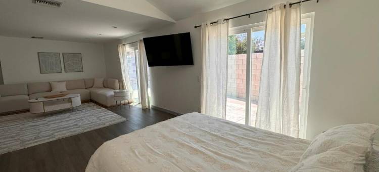 Fully Remodeled 1-Bedroom House with Massive Yard图片