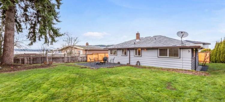 雷顿的湖景之家，步行到海滩，空调，带围栏(Lakeview Home in Renton, Walk to Beach, AC, Fenced)图片