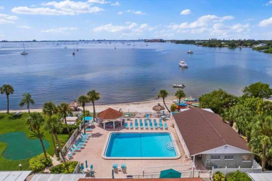 Sea Escape - Condo with Pool Hot Tub Plus Private Community Beach