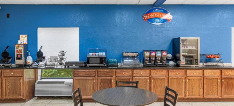 劳伦斯温德姆呗盟套房酒店(Baymont by Wyndham Lawrence)图片