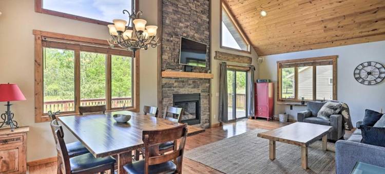 距离Sand Valley 1英里，距离海滩1块的小木屋(Cabin 1 Mi to Sand Valley, 1 Block to Beach)图片