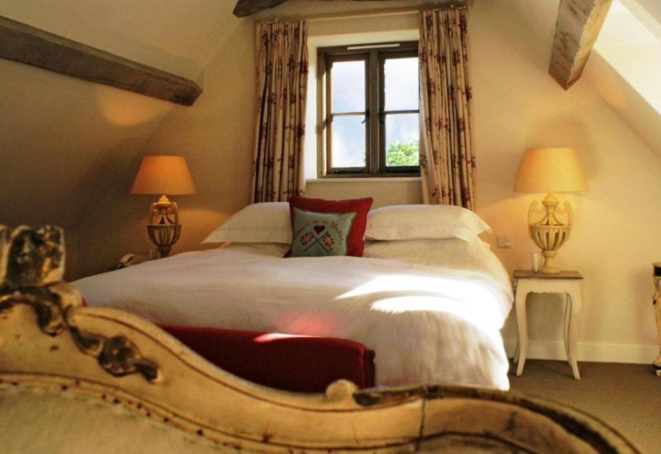 The Swan Inn Swinbrook Hotel Overview