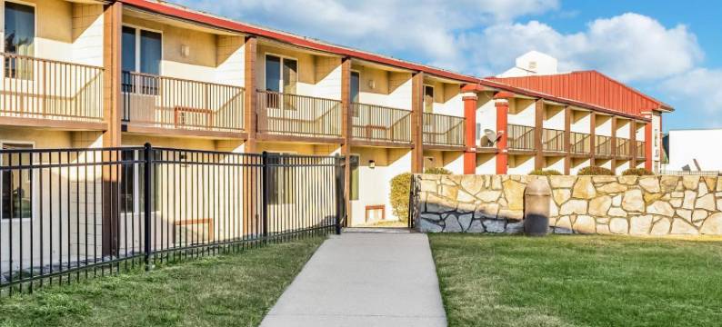 坎萨斯城独立城I-70E 乡村套房运动复合式酒店(Countryside Suites Kansas City Independence I-70 East Sports Complex Hotel)图片