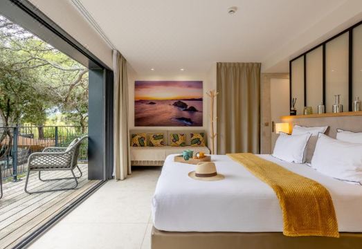 Le Lodge des Îles d'Or Hotel Overview