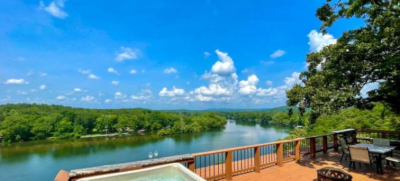 热水浴缸+美景：温泉城滨水度假屋(Hot Tub + Views: Waterfront Escape in Hot Springs)图片