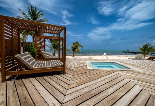 Diamante Beachfront Suites 钻石海滨套房(Diamante Beachfront Suites) Hotel Overview