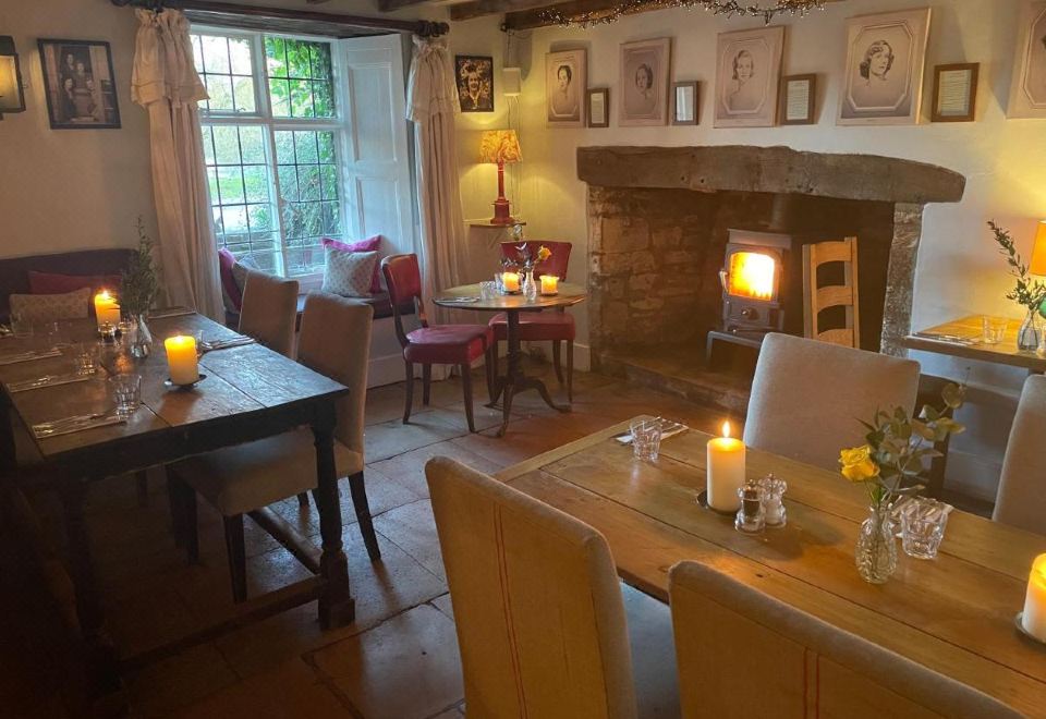 The Swan Inn Swinbrook Hotel Overview