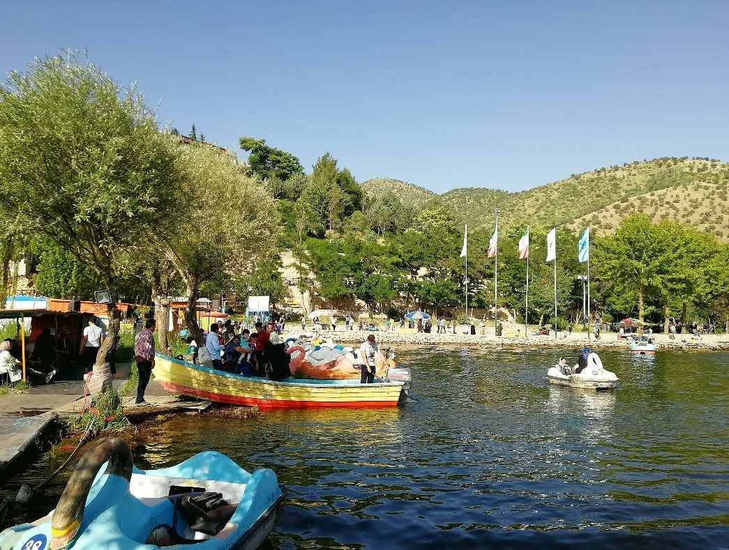 Zarivar Lake景点图片