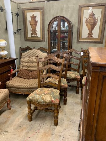 Out of the Cedar Chest Antiques & Interiors-卡明必去景点