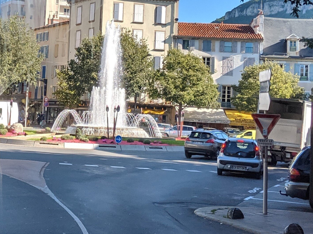 Fountain  Place du Mandarous in Millau景点图片