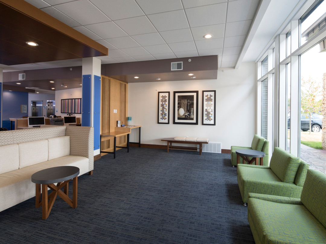 贝城快捷假日&套房酒店主图