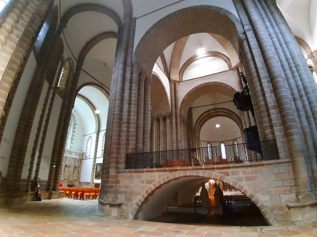 Abbaye Sainte-Croix-朗布依埃必去景点