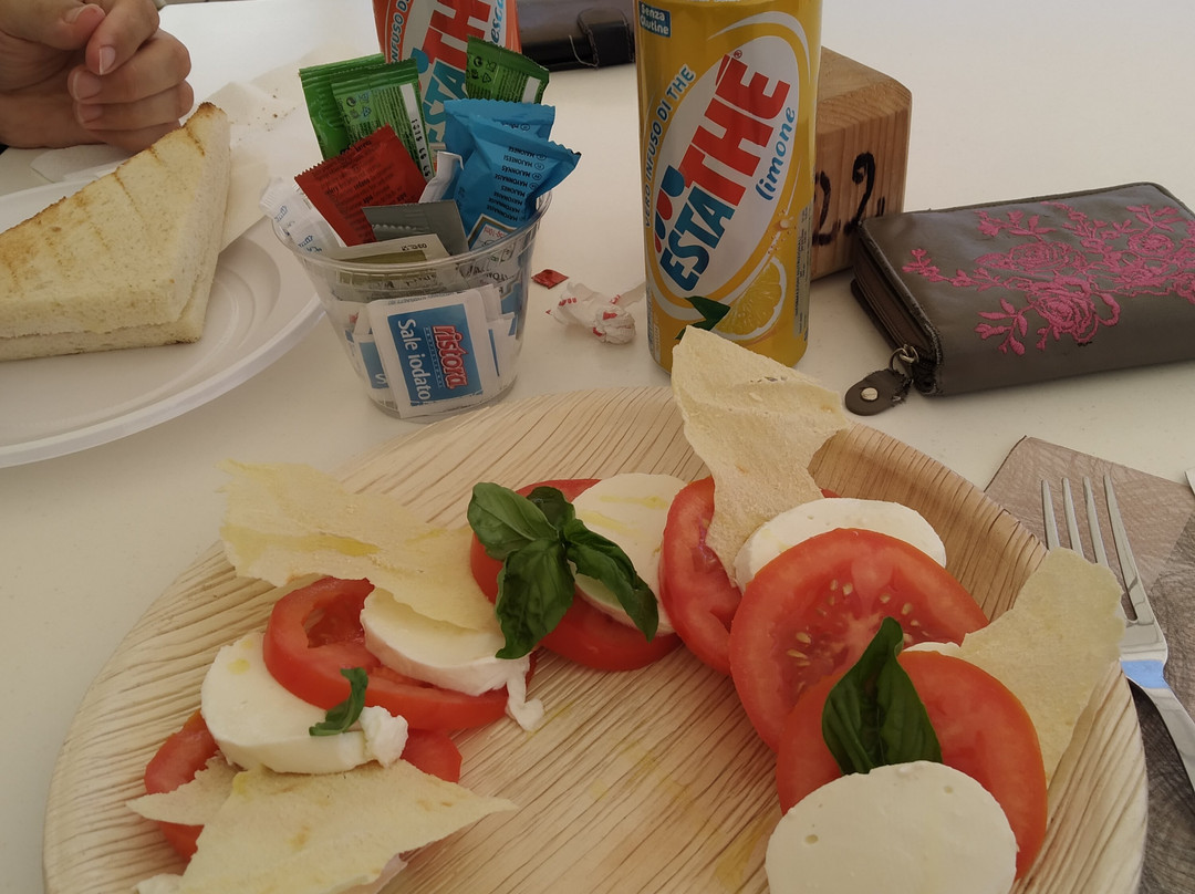 White box cafe'-Solanas必去景点