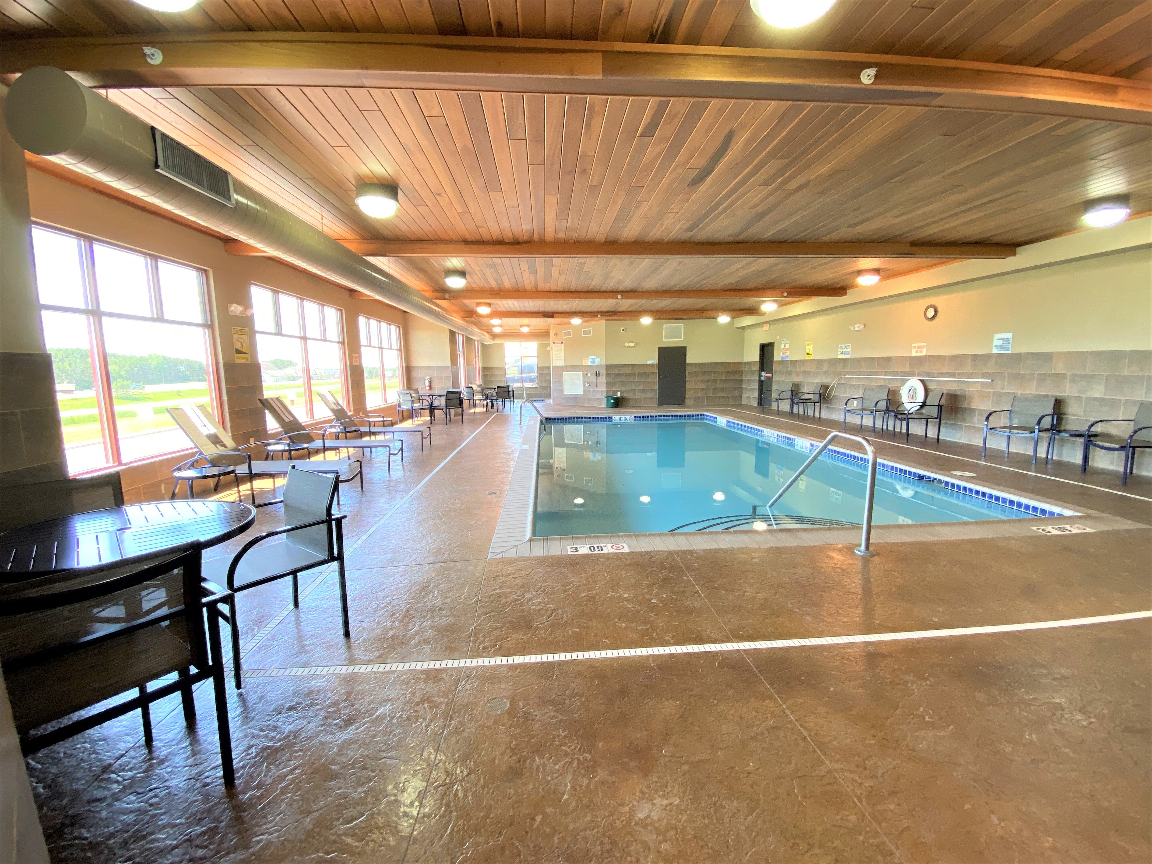 Comfort Inn & Suites Mountain Iron And Virginia-泳池