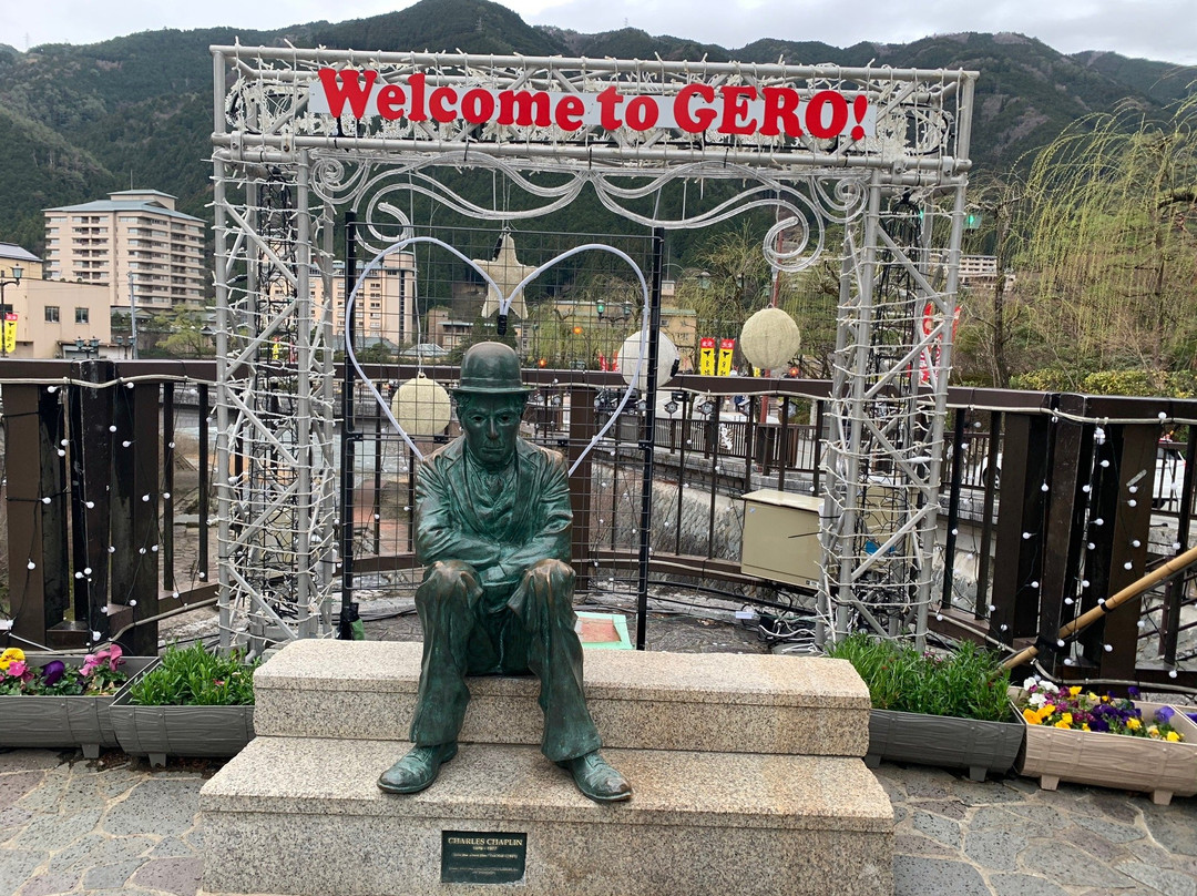 Statue of Charlie Chaplin-下吕市必去景点