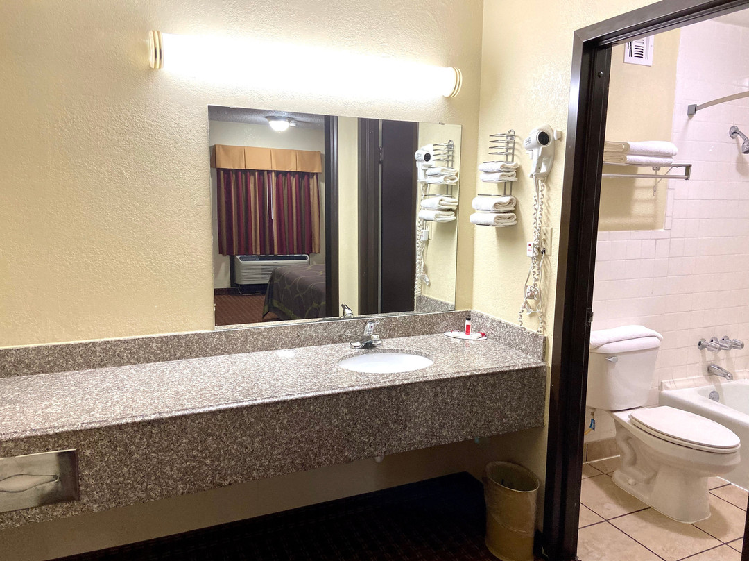 Super 8 by Wyndham Shawnee主图