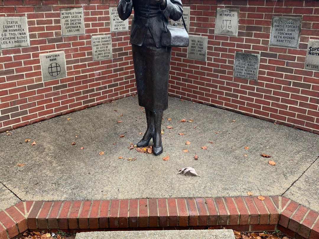 Noel Neill statue-Metropolis必去景点