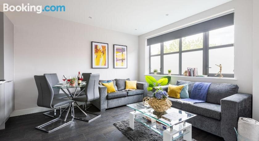 Homely - Watford Premier Apartments (Warner Bros Studio)