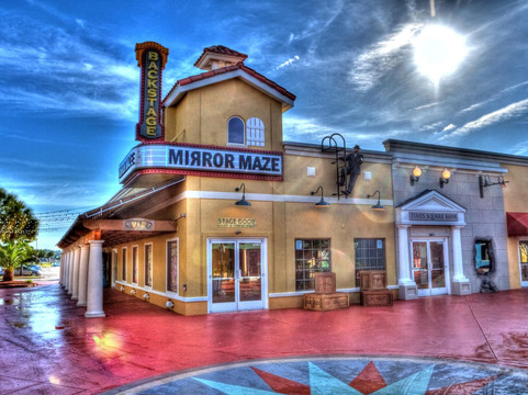 Backstage Mirror Maze-美特尔海滩必去景点