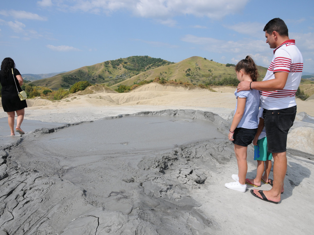 Berca Mud Volcanoes景点图片