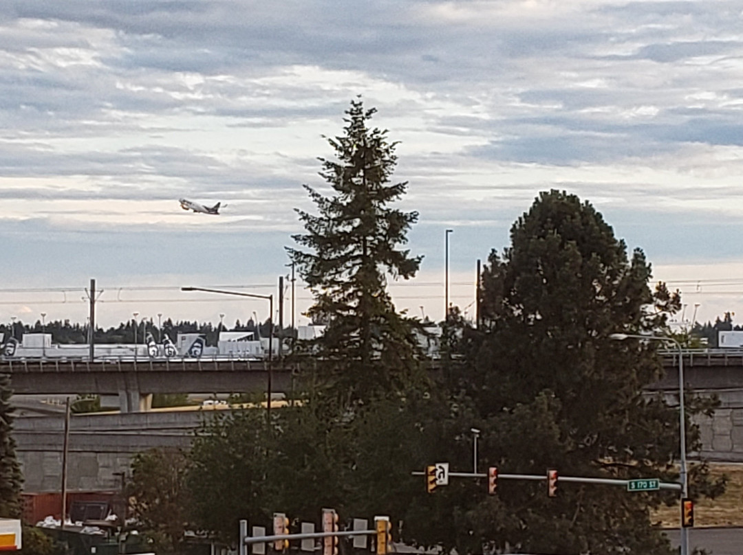 西雅图机场红屋顶客栈酒店主图