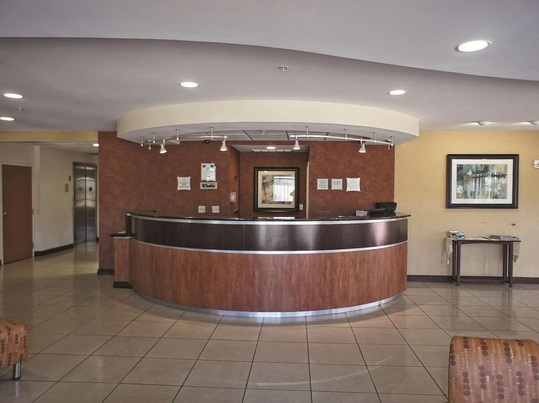 La Quinta Inn & Suites by Wyndham Edmond主图