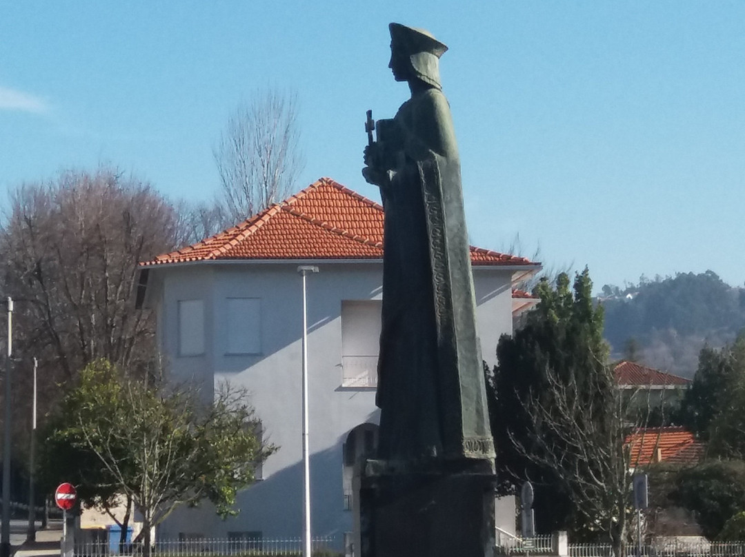 Estatua da Condessa Mumadona Dias-吉马良斯必去景点