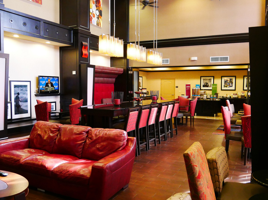 贝伊市汉普顿套房酒店主图