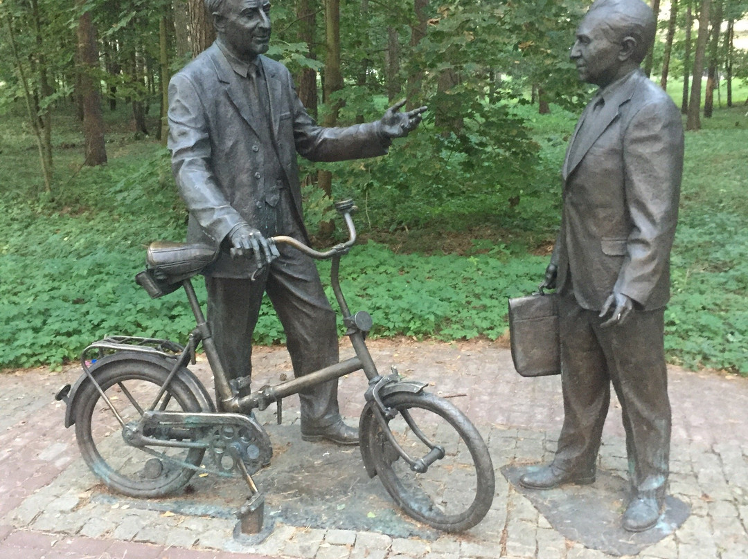 Monument to Pontekorvo and Dzhelepov景点图片