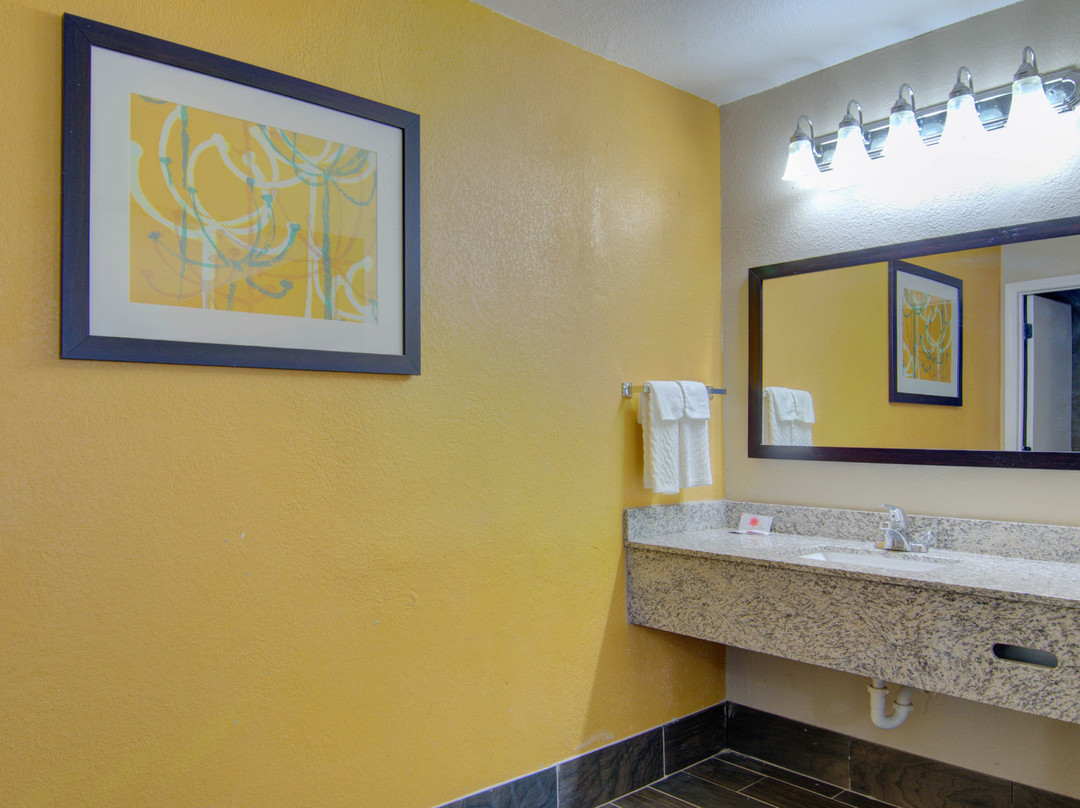 Westbridge Inn & Suites主图