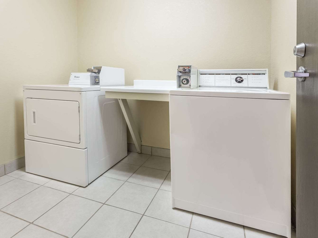 Days Inn & Suites by Wyndham Kaukauna WI主图