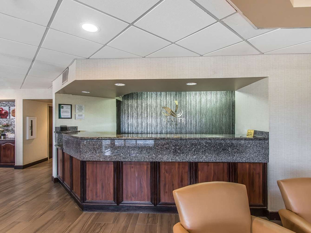 门罗希尔顿恒庭酒店主图