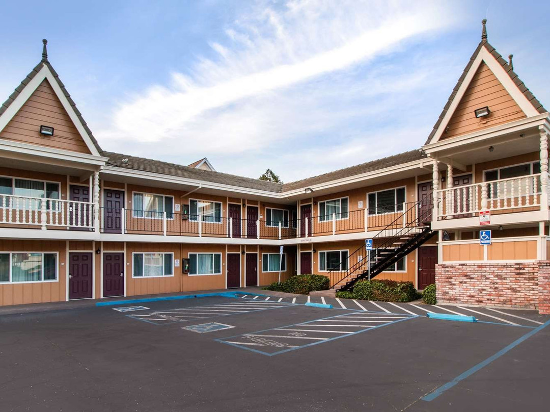 Ramada Bayside Inn & Suites主图