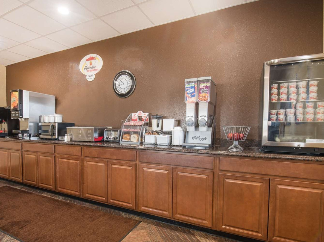 Super 8 by Wyndham Jamestown主图