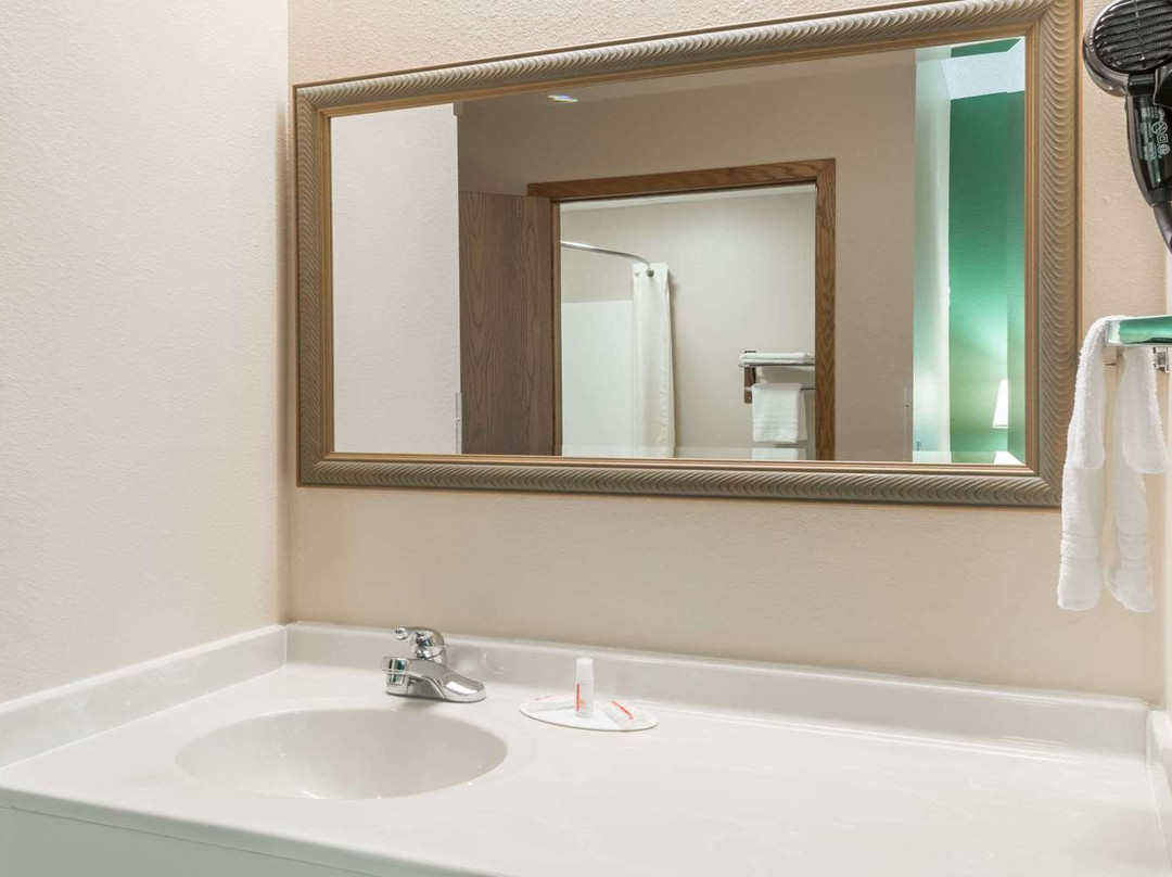 Super 8 by Wyndham Mt. Carmel IL主图